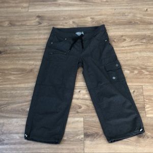 Athleta soft/stretchy cropped yoga pants S pockets